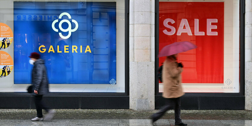 Passanten vor Galeria-Schaufenster