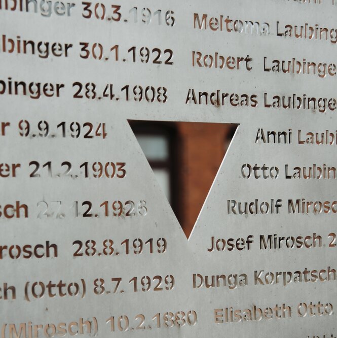 Das Dreiecksymbol im Holocaust-Mahnmal in Neumünster