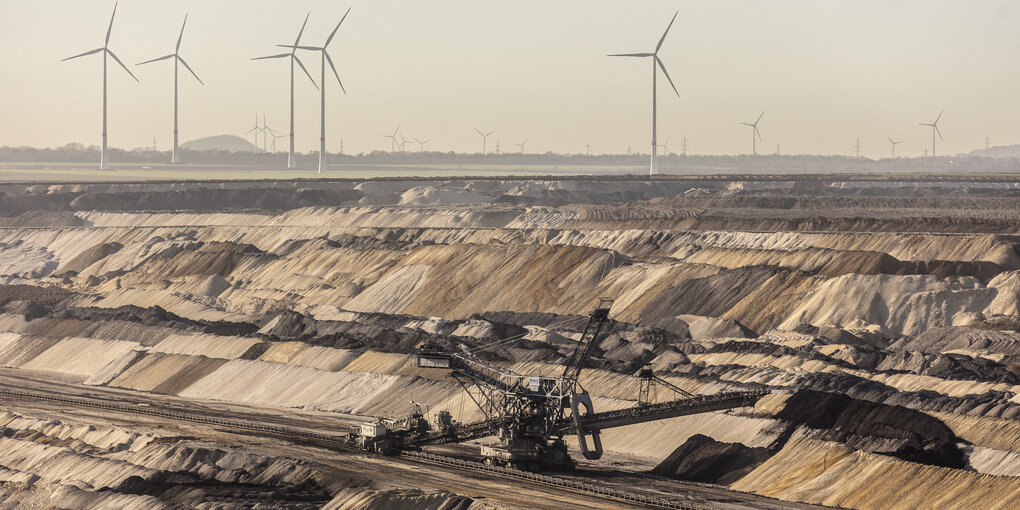 Tagebau Inden mit Windrädern am Horizont