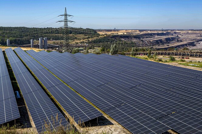 Solaranlage, im Hintergrund die Gräben des Tagebaus