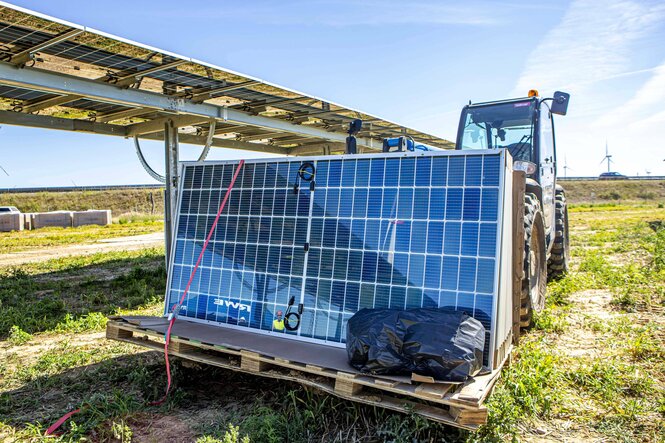 Solarpanele von Traktor herangekarrt