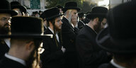 Eine trauernde Gruppe orthodoxer Juden
