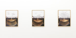 Drei Fotoarbeiten von Viktoria Binschtok hängen nebeneinander an der Wand, sie zeigen Schreibmaschinen, die im Ausschnitt von oben fotografiert sind und in denen beschriebene weiße Blätter eingespannt sind.