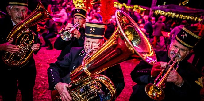 Musiker auf einem Weihnachtsmarkt