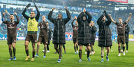 St.Pauli-Spieler bedanken sich gemeinsam bei ihren Fans vor der Gästekurve
