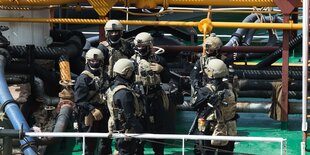 Bewaffnete Soldaten auf einem SChiff