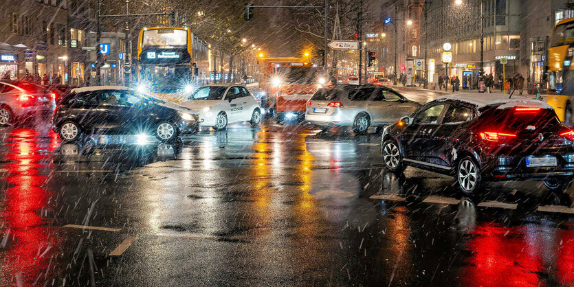 Autoverkehr im Schneegestöber