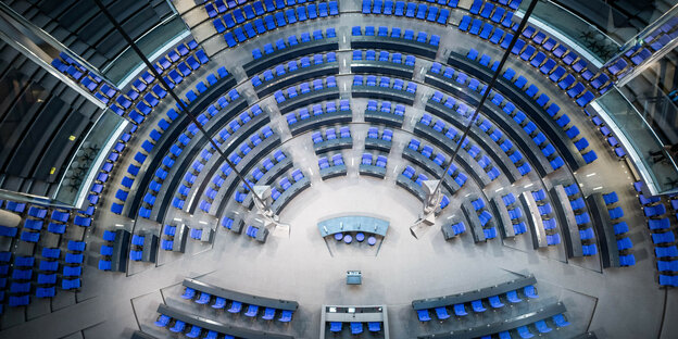 Der Blick von oben auf die blauen Sitze im Bundestag