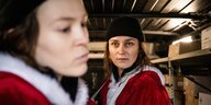 Zwei Frauen im Weihnachtsmannkostüm, Filmszene aus einem "Tatort"