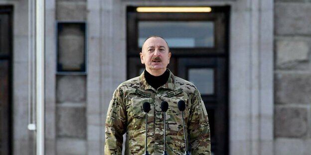Ilham Alijew, der Präsident von Aserbeidschan in Uniform
