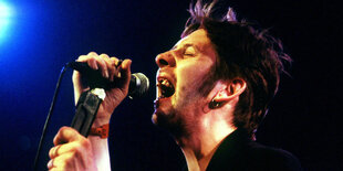 Nahaufnahme des singenden Shane MacGowan