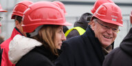 Niedersachsens Ministerpräsident Stephan Weil (SPD) steht in mitten von enercity-Mitarbeitern auf einer Baustelle
