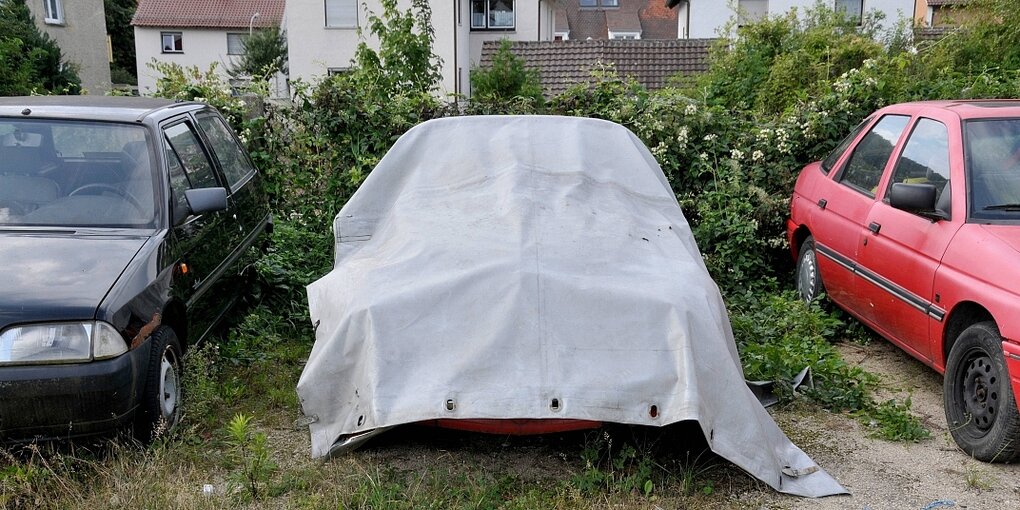 Gebrauchtwagen stehen auf einem Parkplatz