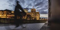 Das Reichstagsgebäude in der Dämmerung