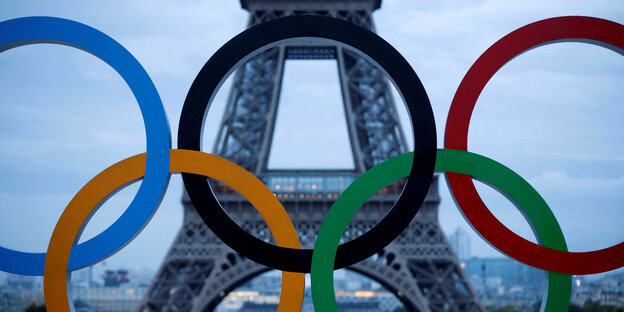 Armierung einer Stadt: Olympische Ringe vorm Eiffelturm.