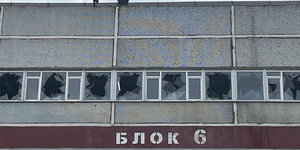 Außenansicht der durch die Kämpfe im Kernkraftwerk Saporischschja zerstörten Fenster