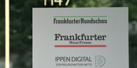Schild mit den Aufschriften "Frankfurter Rundschau", "Frankfurter Neue Presse" und "Ippen Digital Zentralredaktion"