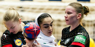 Zwei deutsche und eine iranische Handballerin beim WM-Spiel vom Samstag, 2.12.2023
