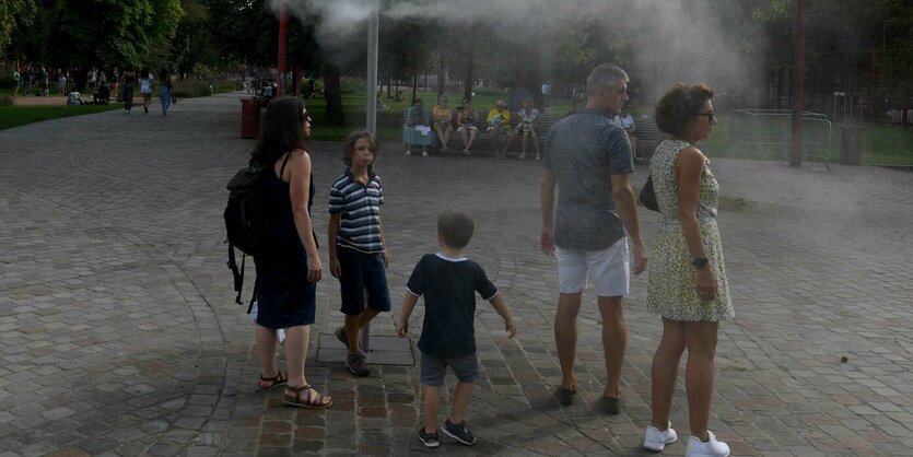 Die Stadt Lille verschafft mit Wasserverneblern Abhilfe von der Sommerhitze.