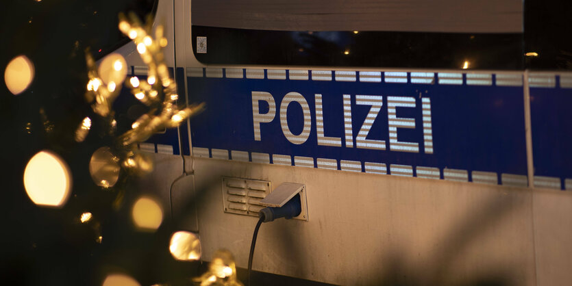 Polizeiauto neben Weihnachtsbaum