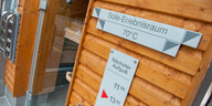 "Sole-Erlebnisraum" steht auf einem Schild am Eingang einer Sauna in der Jod-Sole-Therme in Bad Bevensen.
