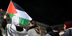 Frauen mit Palästinensischer Fahne und Palästinensertüchern bei einer Demonstration