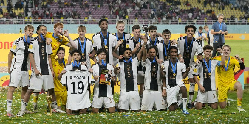 U17-Weltmeister aus Deutschland posierten fürs Teamfoto