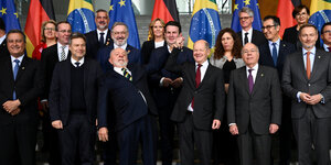 Gruppenbild mit einem lachenden Lula da Silva