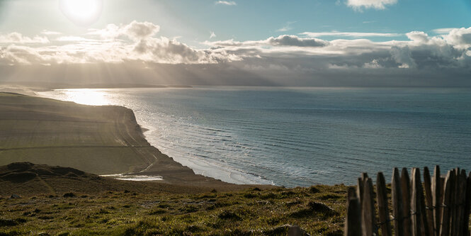 Blick über die Klippen einer Steilküste auf den Horizont des Meeres