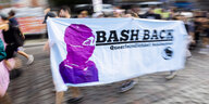 Der Zug einer Demonstration gegen queerfeindliche Gewalt zieht anlässlich eines Angriffs auf zwei Frauen am 6. Juli 2023 durch Berlin-Kreuzberg. Auf dem Banner ist zu lesen «Bash back» (Schlagt zurück). (Bewegungsunschärfe durch lange Belichtungszeit)