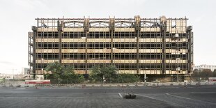 Statische Sicht auf das Betongerippe des einstigen Palast der Republik in Berlin, 2007