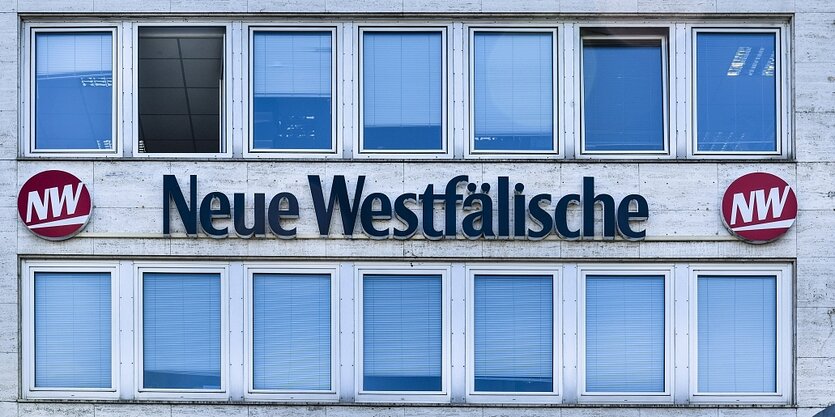 Das Log der "Neuen Westfälischen" an einer Häuserfassade