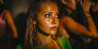 Screenshot des Films How to Have Sex. Man sieht Tara (Mia McKenna-Bruce) beim Feiern auf Kreta.
