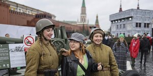 Eine Frau zwischen Frauen in historischen Uniformen