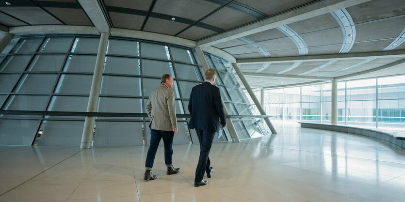 Dietmar Bartsch und Michael Schlick sind von hinten im Bundestag zu sehen