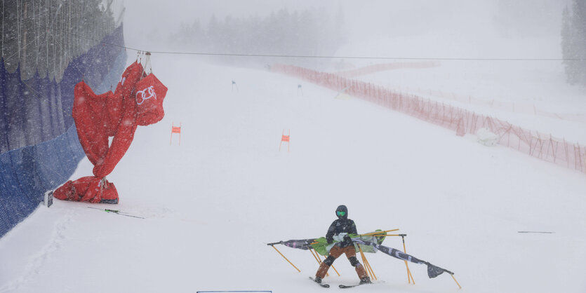 Skipiste mit Nebel und Sturm