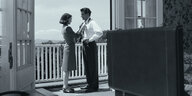 Schwarz-weiß Sceenshot aus dem Film "Maestro": Frau und Mann stehen auf einem Balkon, er im Anzug. Sie bindet ihm die Krawatte.