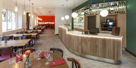 Der neu gestaltete Innenraum im inklusiven Restaurant Charlottchen in Charlottenburg mit neuen Farben und Formen und neuem Tresen etc.