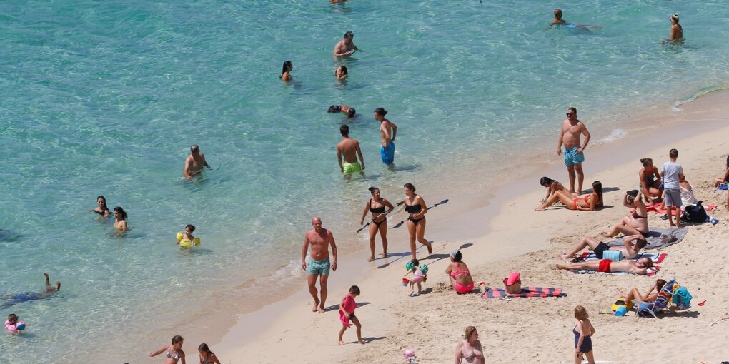 Viele Menschen an einem Strand