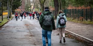 Schüler:innen, die zur gehen