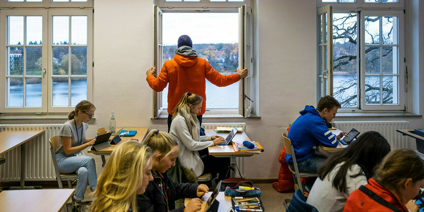 Schüler lüften den Klassenraum