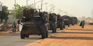 Convoy von Panzern auf einer sandigen Straße