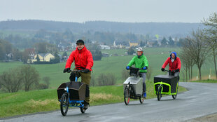 3 lastenräder auf einer Landstrasse