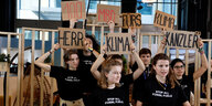 Neubauer und andere aktivisten mit Schildern 100 Mrd fürs Klima Herr Klima Kanzler