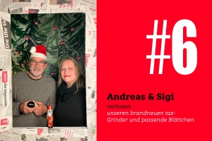 Andreas rüttenauer und Sigi Renner stehen in der geöffneten Tür und zeigen den Grinder und einen Schoko-Nikolaus