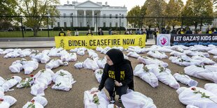 Protestaktion für einen Waffenstillstand in Gaza vor dem Weißen Haus, symbolische Aktion mit Leichen, die in Tücher gehüllt sind