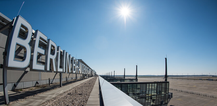 Dach von der Haupthalle in Schönefeld. Die Sonne scheint drauf.