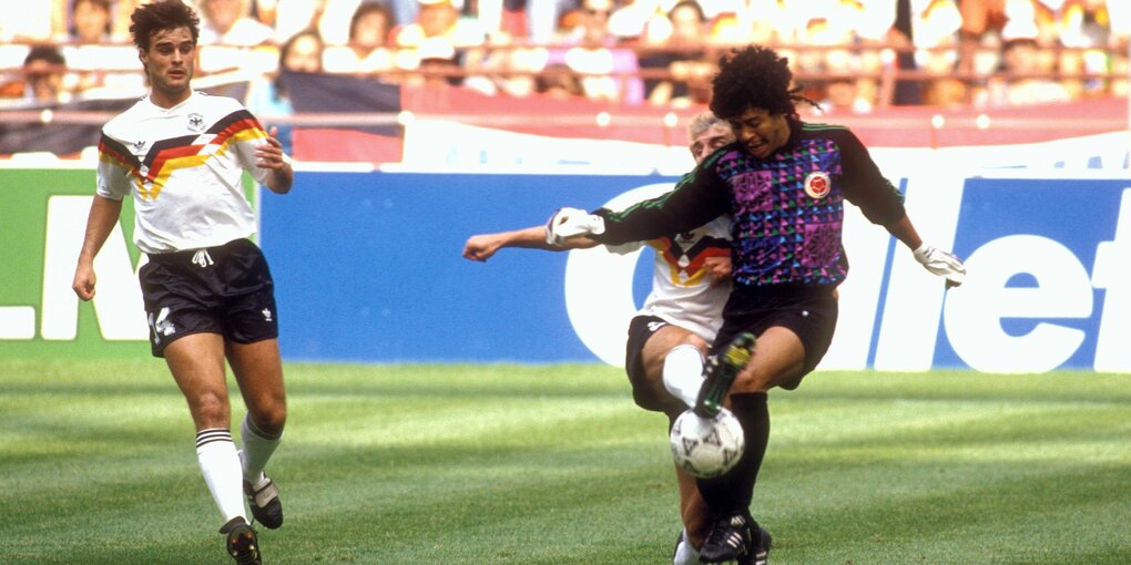 Torhüter Higuita kann den Ball gerade noch vor Rudi Völler wegschlagen