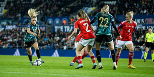 Linda Dallmann am Ball. Vor ihr mehrere Spielerinnen.