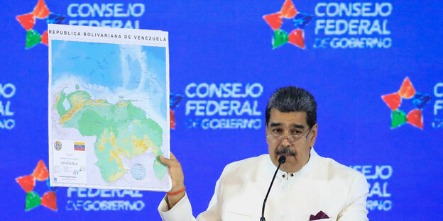 Maduro mit eine rLandkarte bei einer Pressekonferenz